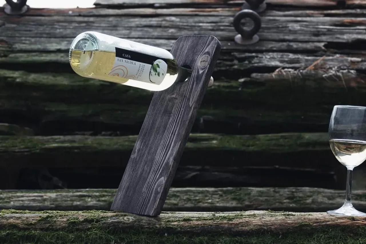 Эта подставка для винных бутылок очень неплохо держит баланс 😉
#дизайн #интерьер #камчатка #kamchatka #furniture #design #interiordesign #loft #woodworking