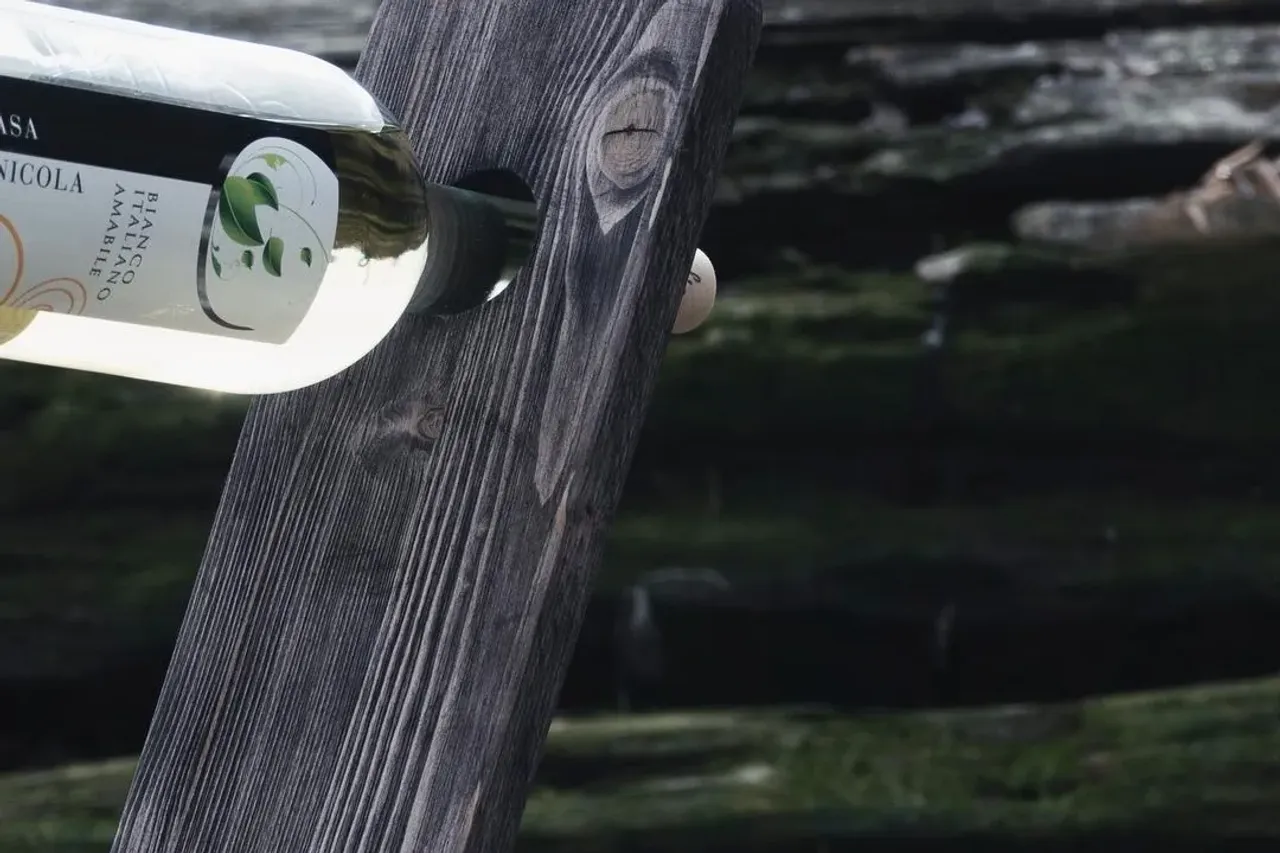 Эта подставка для винных бутылок очень неплохо держит баланс 😉
#дизайн #интерьер #камчатка #kamchatka #furniture #design #interiordesign #loft #woodworking