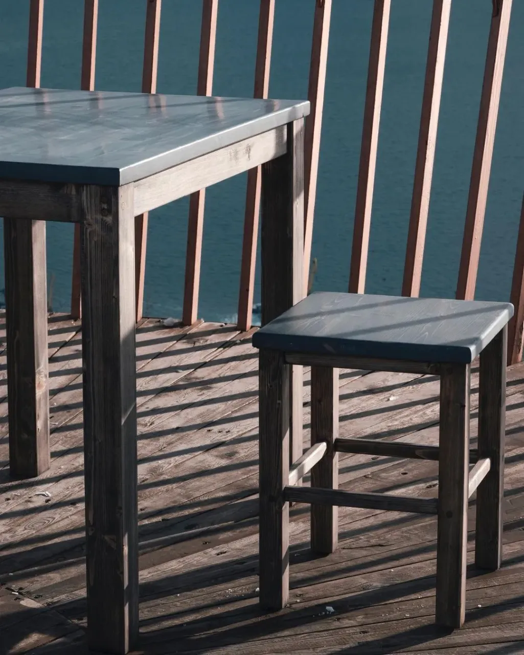 Перед тем как сделать эти фото вчера, мы дважды застряли по дороге, помогли толкнуть севшую на «пузо» легковушку и 4 раза объяснили зачем мы несём мебель наверх )

#kamchatka #камчатка #мебель #furniture #design #woodworking