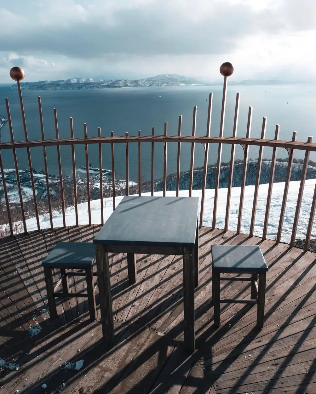 Перед тем как сделать эти фото вчера, мы дважды застряли по дороге, помогли толкнуть севшую на «пузо» легковушку и 4 раза объяснили зачем мы несём мебель наверх )

#kamchatka #камчатка #мебель #furniture #design #woodworking