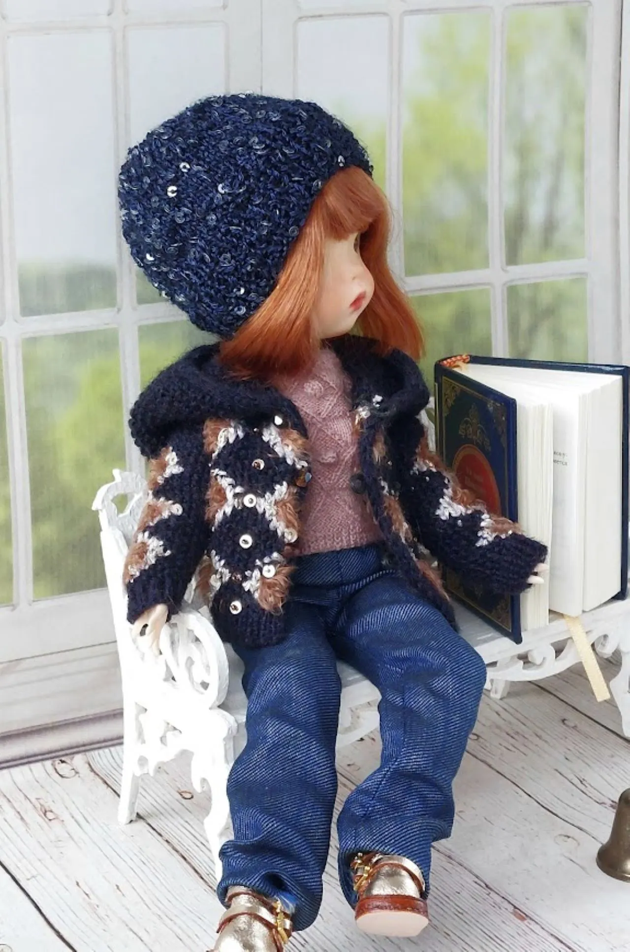 Dolls that are now very popular are articulated dolls on the OB22\body. I look at Landudu's completed creations and realize that I would wear almost all of them myself.
I was asked: "How old is your doll?" I thought for a while and realized . This doll is a young girl who experiments with different looks and outfits, even trying on wigs. She is looking for her own unique style, trying to be both an adult and a child.
In this set, she is a mature young woman, slim and fashionable.
