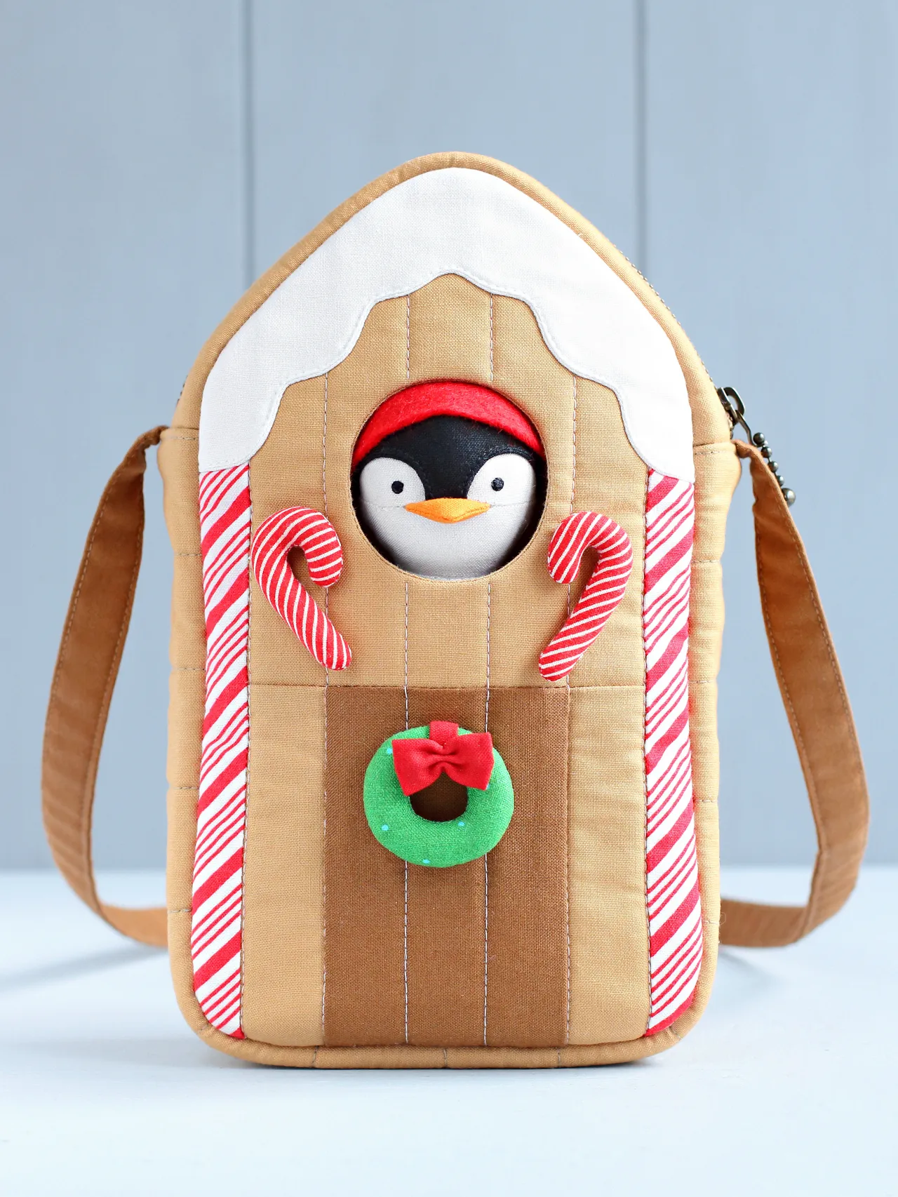 The penguin seems to be very cozy in this Gingerbread house! Sew this cute softie with a bag yourself using my sewing pattern and give them to your little one for Christmas!