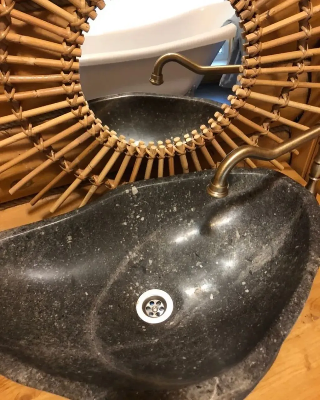 Вторник, утро, пасмурная погода...

Присылают фото нашей красотки в интерьере и сразу настроение поднялось.

А что вам подымает настроение?

#каменнаяраковина 
#раковинаизкамня 
#stonesink
#раковинаназаказ
#тюмень
#дизайн
#камень
#сантехника
#речнойкамень