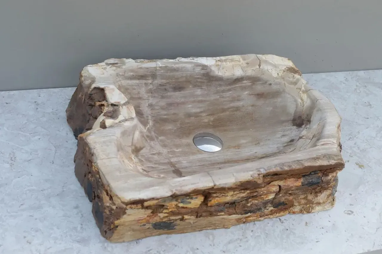 Эти замечательные раковины все ещё ждут свой уголок в вашей квартире, доме, бане, гараже, ресторане, кафе и тд😉
⠀
#раковинаназаказ
#раковина
#каменнаяраковина
#интерьер
#сантехника
#интерьер
#дизайн
#лофт
#loft
#stonesink