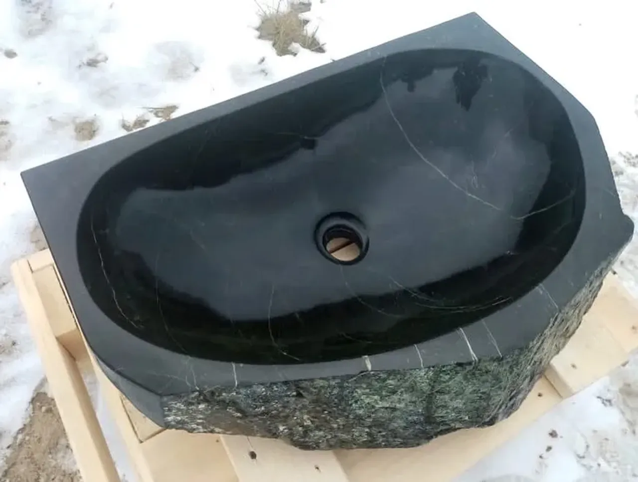 ЭКСКЛЮЗИВНАЯ РАКОВИНА🐚 из натурального камня - ЗМЕЕВИК🐍
⠀
Данная раковина изготовлена на заказ!!!
⠀
🔮 Края частично полированные
⠀
📏 Размер: 64х50х16
⠀
⚖️ Вес: ~40кг
⠀
🤝 Сотрудничаем с дизайнерами
⠀
#нехуевыйкамень
#truestone
#змеевик
#каменнаяраковина
#раковинаназаказ
#naturalstonesink
#раковина
#stonesink
#интерьер
#дизайнинтерьера
#тюмень