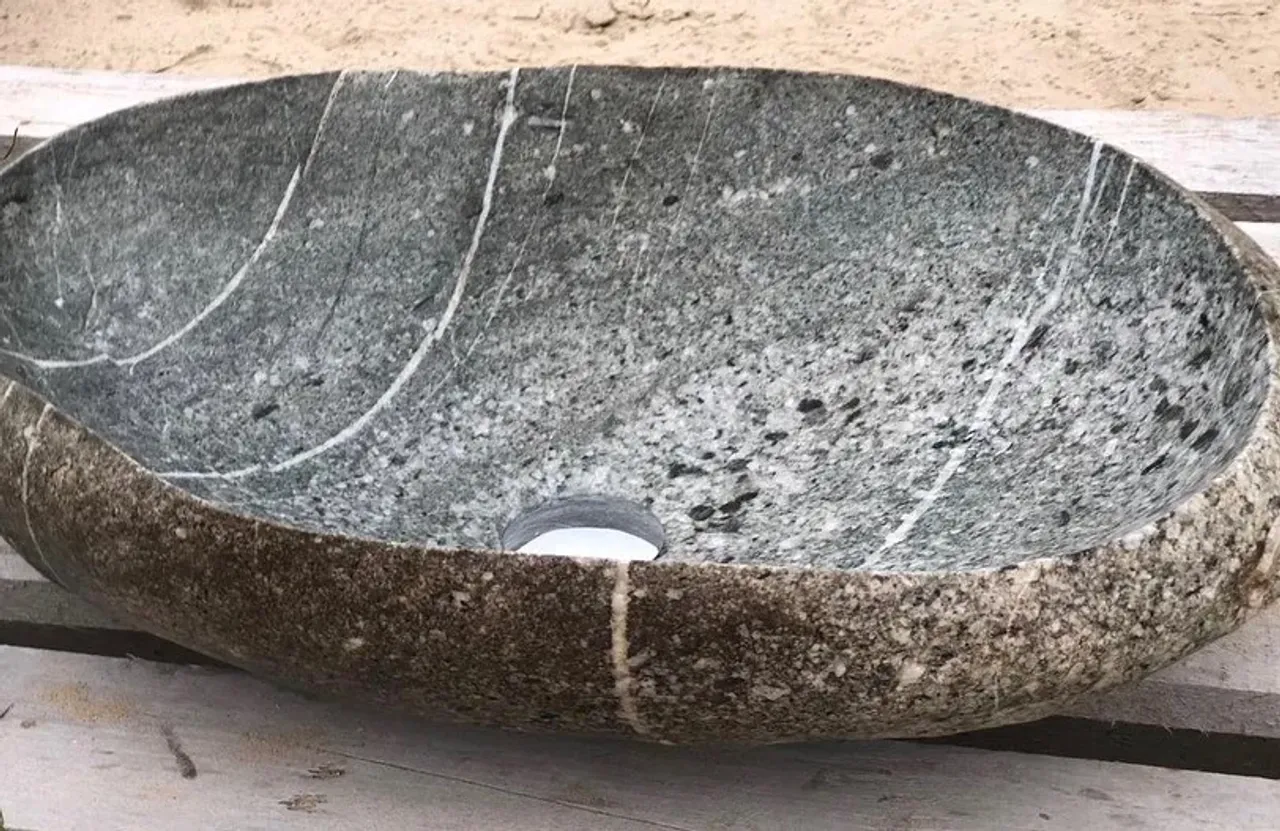 ЭКСКЛЮЗИВНАЯ РАКОВИНА🐚 из натурального камня - РЕЧНОЙ  КАМЕНЬ⛰
⠀
💰💰💰Раковина сделана на заказ💰💰💰
⠀
🔮 Края неполированные
⠀
📏 Размер: см
⠀
⚖️ Вес: ~24 кг
⠀
🤝 Сотрудничаем с дизайнерами
⠀
📌 Долговечность - это один из основных плюсов раковины из натурального камня. Кажущаяся дороговизна покупки окупается  несколькими десятками лет, безупречной и радостной эксплуатацией.
⠀
📌 Разнообразие форм: овал, конус, прямоугольная, квадратна, круглая. Все формы задаёт природа - в этом и заключается уникальность изделия. Нельзя изготовить похожие раковины, у каждого своя фактура и свои линии контура.
⠀
📌 Безопасна в плане экологии, т.к. выполнена из цельного камня без использования выделяющих токсины клея и прочих синтетических материалов.
⠀
📌 Не восприимчива к красящим и химическим веществам, поэтому сохраняет первозданный вид на весь эксплуатационный период.
⠀
📌 Высокая прочность. Подобное изделие может выдержать довольно сильный удар. Не боится резких перепадов температуры.
⠀
📌 Респектабельность, за счёт богатого внешнего вида и оригинальной формы.
⠀
#truestone
#каменнаяраковина
#раковинаназаказ
#раковиныизкамня
#речнойкамень  #нехуевыйкамень  #naturalstonesink
#раковина
#stonesink
#интерьер
#дизайнинтерьера