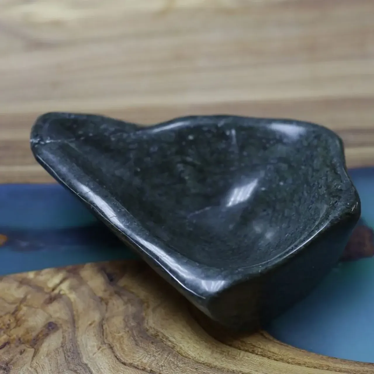 ИНТЕРЬЕРНАЯ ЧАША из натурального камня - 🐍ЗМЕЕВИКа.
.
.
📏 Размер: 20х15х8 см .
.
.
⚖️ Вес: 1 кг .
.
.
🤝 Сотрудничаем с дизайнерами .

#truestone #натуральныйкамень #раковиныизкамня #валуны #мастерская #рукиизплеч #яшма #лиственит #оникс #змеевик #дизайнерытюмень #производствоизкамня #truestone72 #каменьтюмень #изсибирислюбовью #нехуевыйкамень #дизайнинтерьера #дизайнтюмень #раковинаизгранита #раковинаизмрамора #чашиназаказ #каменныечаши #чаши #naturalstonesink #тюменькамень #изделияизкамня #раковина #stonesink #интерьер #дизайнинтерьера #мрамор