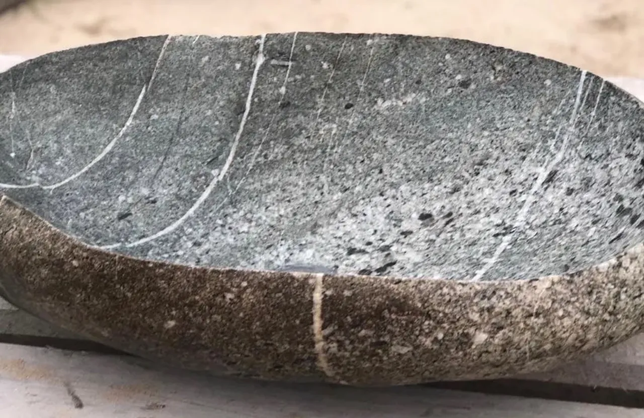 ЭКСКЛЮЗИВНАЯ РАКОВИНА🐚 из натурального камня - РЕЧНОЙ  КАМЕНЬ⛰
⠀
💰💰💰Раковина сделана на заказ💰💰💰
⠀
🔮 Края неполированные
⠀
📏 Размер: см
⠀
⚖️ Вес: ~24 кг
⠀
🤝 Сотрудничаем с дизайнерами
⠀
📌 Долговечность - это один из основных плюсов раковины из натурального камня. Кажущаяся дороговизна покупки окупается  несколькими десятками лет, безупречной и радостной эксплуатацией.
⠀
📌 Разнообразие форм: овал, конус, прямоугольная, квадратна, круглая. Все формы задаёт природа - в этом и заключается уникальность изделия. Нельзя изготовить похожие раковины, у каждого своя фактура и свои линии контура.
⠀
📌 Безопасна в плане экологии, т.к. выполнена из цельного камня без использования выделяющих токсины клея и прочих синтетических материалов.
⠀
📌 Не восприимчива к красящим и химическим веществам, поэтому сохраняет первозданный вид на весь эксплуатационный период.
⠀
📌 Высокая прочность. Подобное изделие может выдержать довольно сильный удар. Не боится резких перепадов температуры.
⠀
📌 Респектабельность, за счёт богатого внешнего вида и оригинальной формы.
⠀
#truestone
#каменнаяраковина
#раковинаназаказ
#раковиныизкамня
#речнойкамень  #нехуевыйкамень  #naturalstonesink
#раковина
#stonesink
#интерьер
#дизайнинтерьера