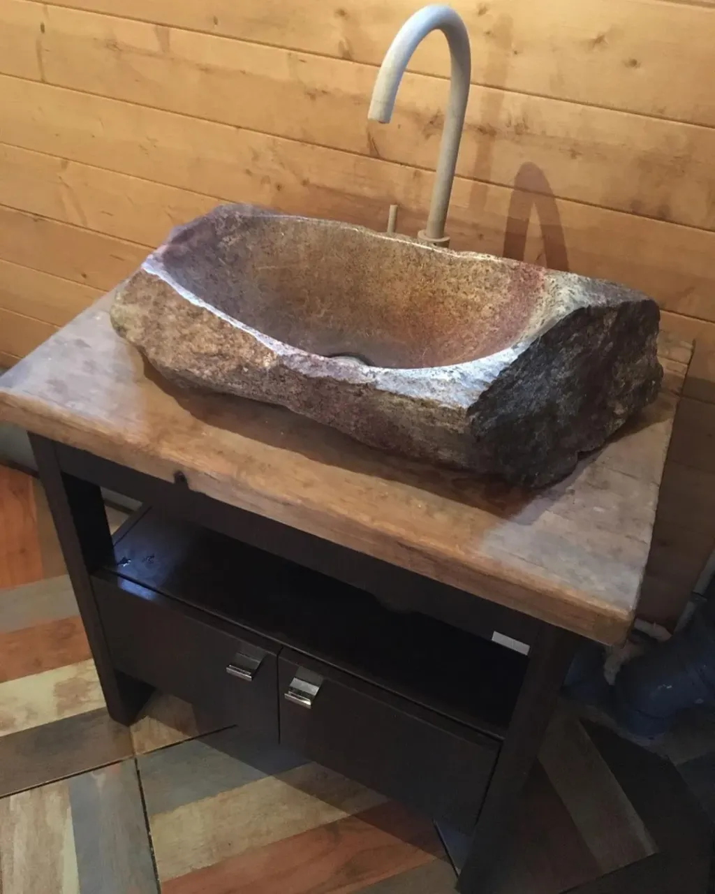 Розовый гранит смотрится помпезно. Раковину купили ещё год назад, установили с неделю назад.
⠀
Все просто понравилось - бери скорей, потом может не быть😉
⠀
#раковинаизкамня
#раковинаназаказ
#stonesink
#каменнаяраковина
#дизайнинтерьера
#раковина
#нехуевыйкамень
#дизайн