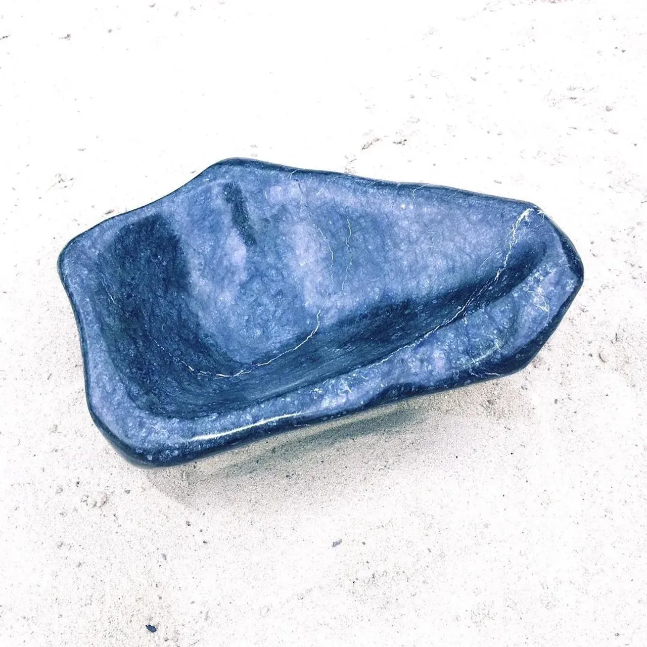 ИНТЕРЬЕРНАЯ ЧАША из натурального камня - 🐍ЗМЕЕВИКа. .
.
📏 Размер: 20х15х8 см .
.
.
⚖️ Вес: 1 кг .
.
.
🤝 Сотрудничаем с дизайнерами .

#truestone #натуральныйкамень #раковиныизкамня #валуны #мастерская #рукиизплеч #яшма #лиственит #оникс #змеевик #дизайнерытюмень #производствоизкамня #truestone72 #каменьтюмень #изсибирислюбовью #нехуевыйкамень #дизайнинтерьера #дизайнтюмень #раковинаизгранита #раковинаизмрамора #чашиназаказ #каменныечаши #чаши #naturalstonesink #тюменькамень #изделияизкамня #раковина #stonesink #интерьер #дизайнинтерьера #мрамор