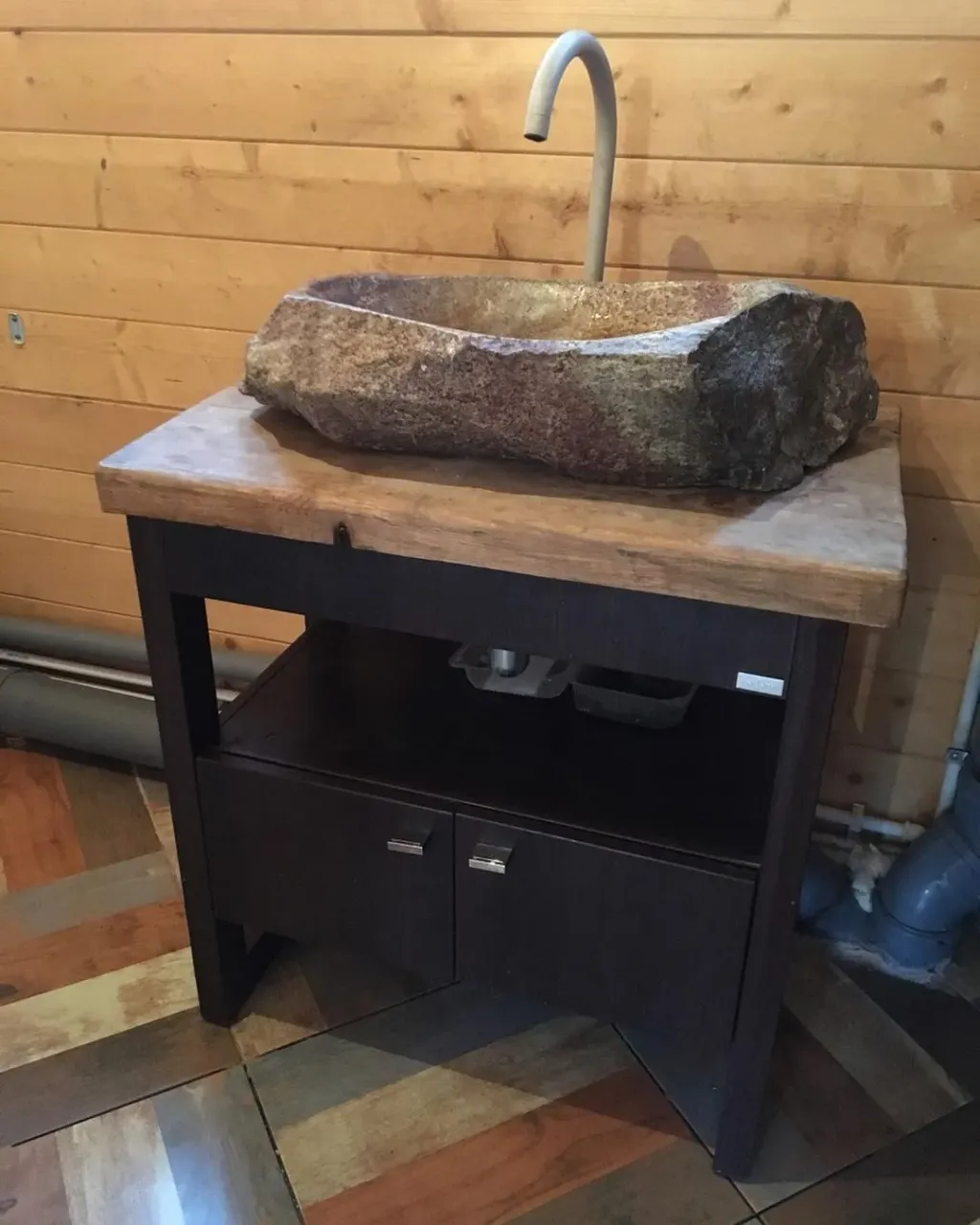 Розовый гранит смотрится помпезно. Раковину купили ещё год назад, установили с неделю назад.
⠀
Все просто понравилось - бери скорей, потом может не быть😉
⠀
#раковинаизкамня
#раковинаназаказ
#stonesink
#каменнаяраковина
#дизайнинтерьера
#раковина
#нехуевыйкамень
#дизайн