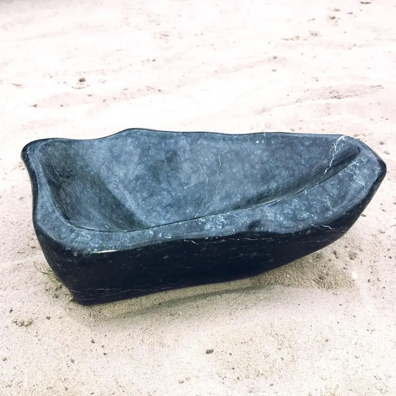 ИНТЕРЬЕРНАЯ ЧАША из натурального камня - 🐍ЗМЕЕВИКа. .
.
📏 Размер: 20х15х8 см .
.
.
⚖️ Вес: 1 кг .
.
.
🤝 Сотрудничаем с дизайнерами .

#truestone #натуральныйкамень #раковиныизкамня #валуны #мастерская #рукиизплеч #яшма #лиственит #оникс #змеевик #дизайнерытюмень #производствоизкамня #truestone72 #каменьтюмень #изсибирислюбовью #нехуевыйкамень #дизайнинтерьера #дизайнтюмень #раковинаизгранита #раковинаизмрамора #чашиназаказ #каменныечаши #чаши #naturalstonesink #тюменькамень #изделияизкамня #раковина #stonesink #интерьер #дизайнинтерьера #мрамор