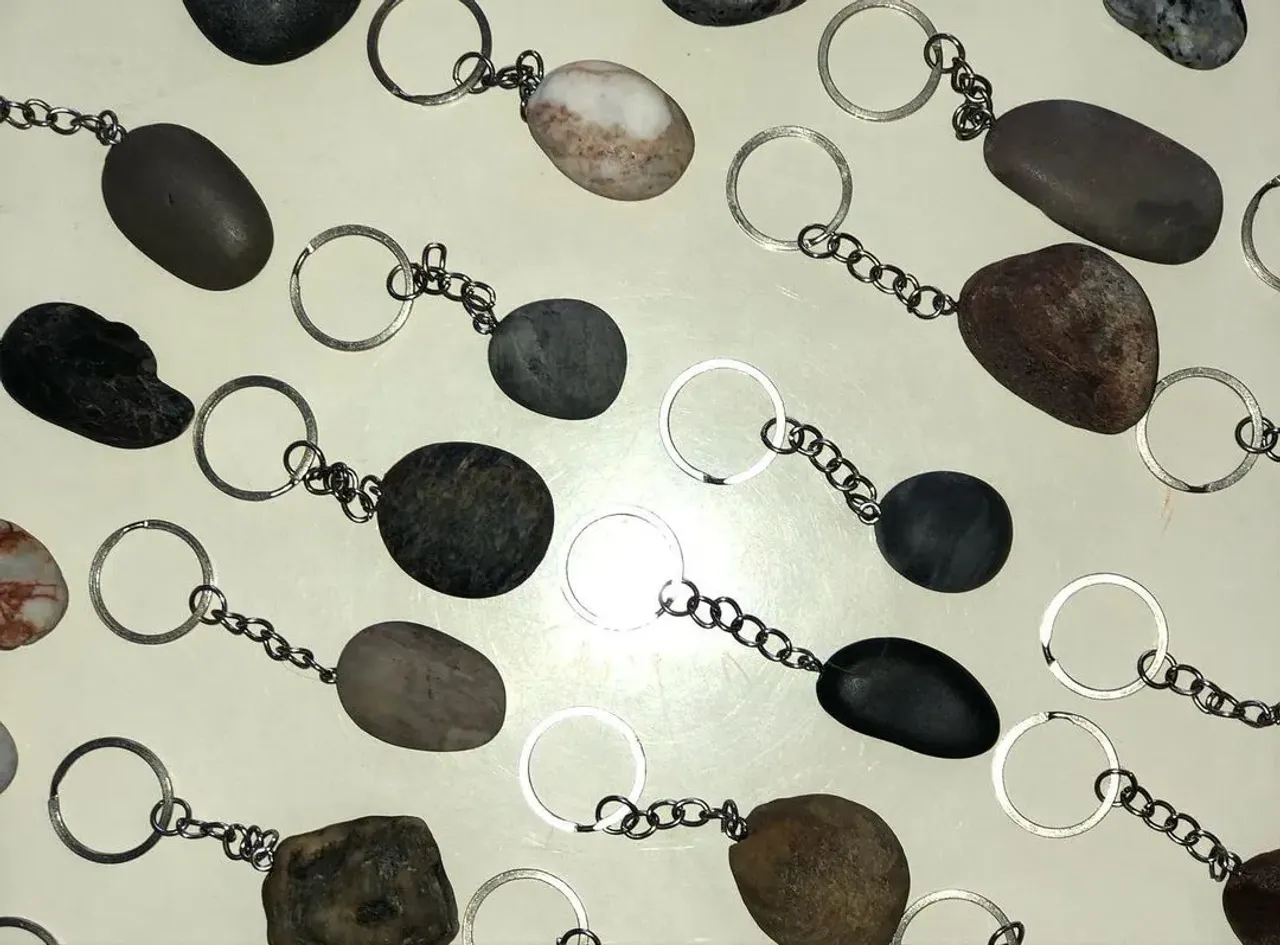 Да да да это брелки, маленькая радость при покупке раковины!

#каменнаяраковина #раковинаизнатуральногокамня #раковинаизкамня  #тюмень #брелок #украшение #скидка #ручнаяработа