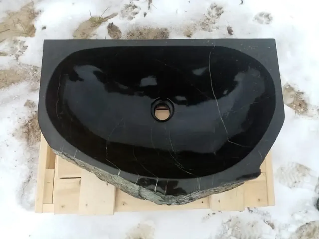 ЭКСКЛЮЗИВНАЯ РАКОВИНА🐚 из натурального камня - ЗМЕЕВИК🐍
⠀
Данная раковина изготовлена на заказ!!!
⠀
🔮 Края частично полированные
⠀
📏 Размер: 64х50х16
⠀
⚖️ Вес: ~40кг
⠀
🤝 Сотрудничаем с дизайнерами
⠀
#нехуевыйкамень
#truestone
#змеевик
#каменнаяраковина
#раковинаназаказ
#naturalstonesink
#раковина
#stonesink
#интерьер
#дизайнинтерьера
#тюмень