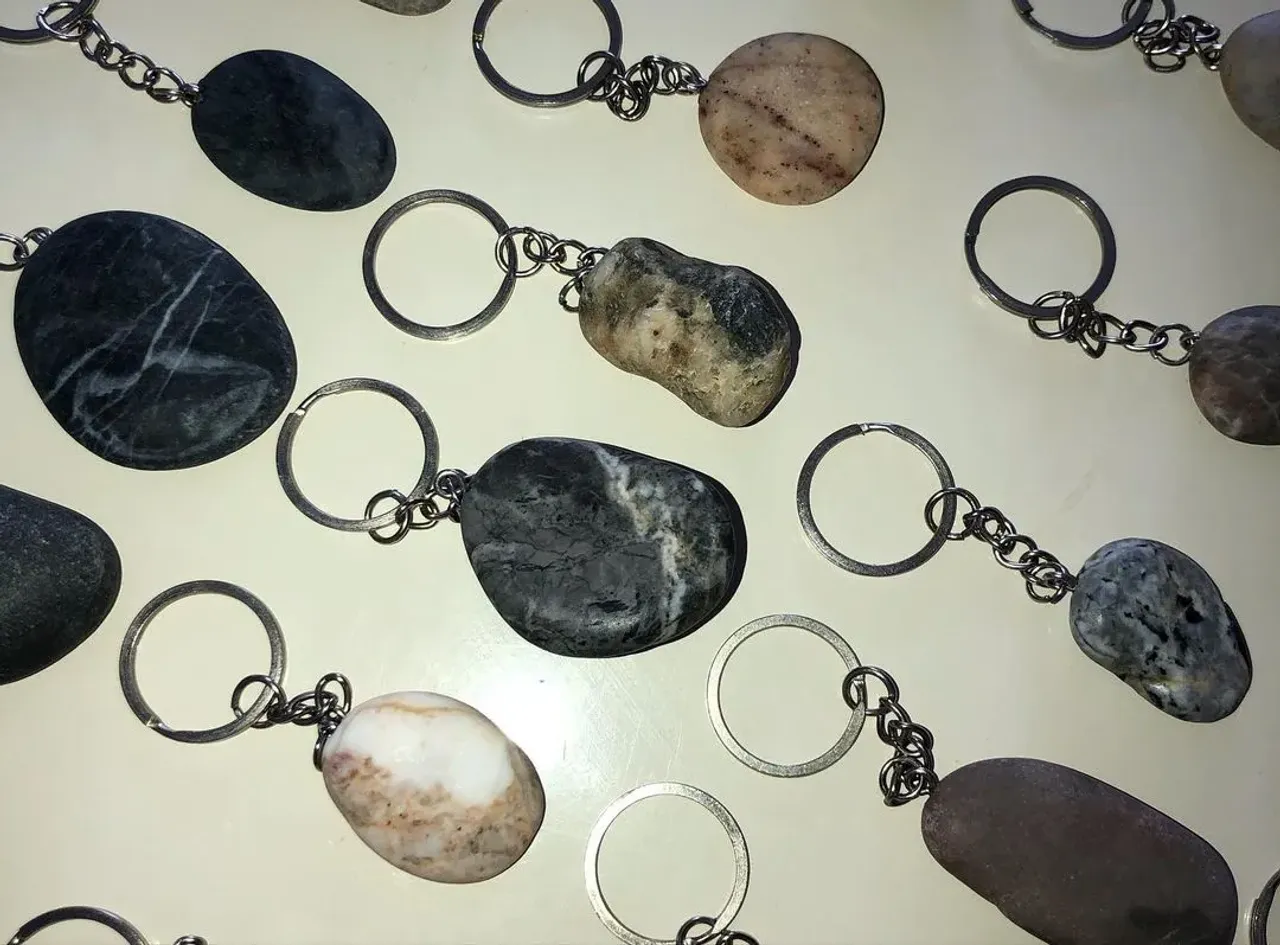 Да да да это брелки, маленькая радость при покупке раковины!

#каменнаяраковина #раковинаизнатуральногокамня #раковинаизкамня  #тюмень #брелок #украшение #скидка #ручнаяработа