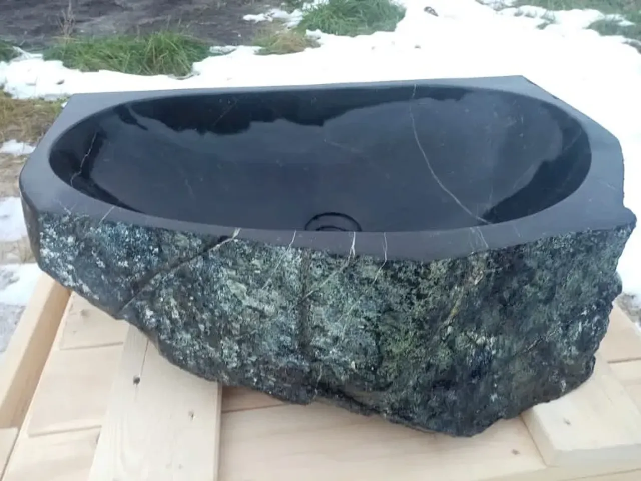 ЭКСКЛЮЗИВНАЯ РАКОВИНА🐚 из натурального камня - ЗМЕЕВИК🐍
⠀
Данная раковина изготовлена на заказ!!!
⠀
🔮 Края частично полированные
⠀
📏 Размер: 64х50х16
⠀
⚖️ Вес: ~40кг
⠀
🤝 Сотрудничаем с дизайнерами
⠀
#нехуевыйкамень
#truestone
#змеевик
#каменнаяраковина
#раковинаназаказ
#naturalstonesink
#раковина
#stonesink
#интерьер
#дизайнинтерьера
#тюмень