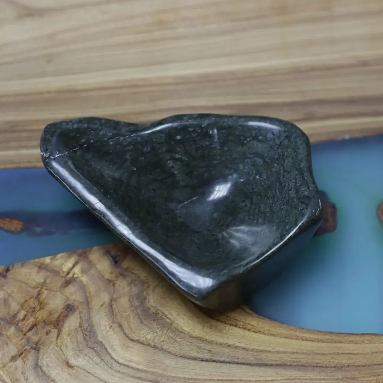 ИНТЕРЬЕРНАЯ ЧАША из натурального камня - 🐍ЗМЕЕВИКа.
.
.
📏 Размер: 20х15х8 см .
.
.
⚖️ Вес: 1 кг .
.
.
🤝 Сотрудничаем с дизайнерами .

#truestone #натуральныйкамень #раковиныизкамня #валуны #мастерская #рукиизплеч #яшма #лиственит #оникс #змеевик #дизайнерытюмень #производствоизкамня #truestone72 #каменьтюмень #изсибирислюбовью #нехуевыйкамень #дизайнинтерьера #дизайнтюмень #раковинаизгранита #раковинаизмрамора #чашиназаказ #каменныечаши #чаши #naturalstonesink #тюменькамень #изделияизкамня #раковина #stonesink #интерьер #дизайнинтерьера #мрамор