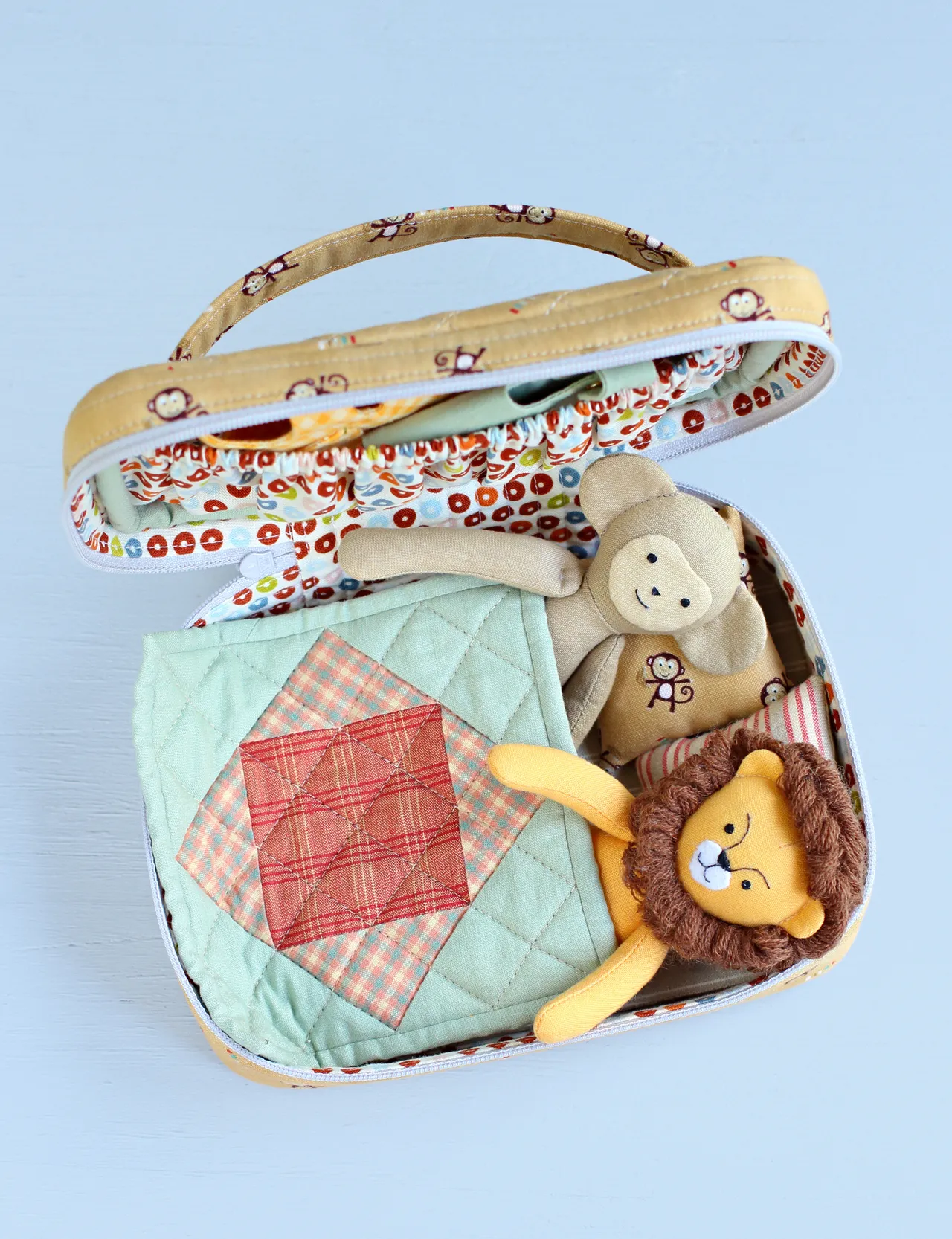 This zipper pouch with bedding and handle on the lid is perfect for carrying a mini rag doll or stuffed animal made with my sewing pattern or other small toys of similar size. Make this travel case yourself and your little one will take their little softies along for a walk or for a trip! Easy to follow and beginner friendly instructions will guide you through the sewing process from beginning to end.