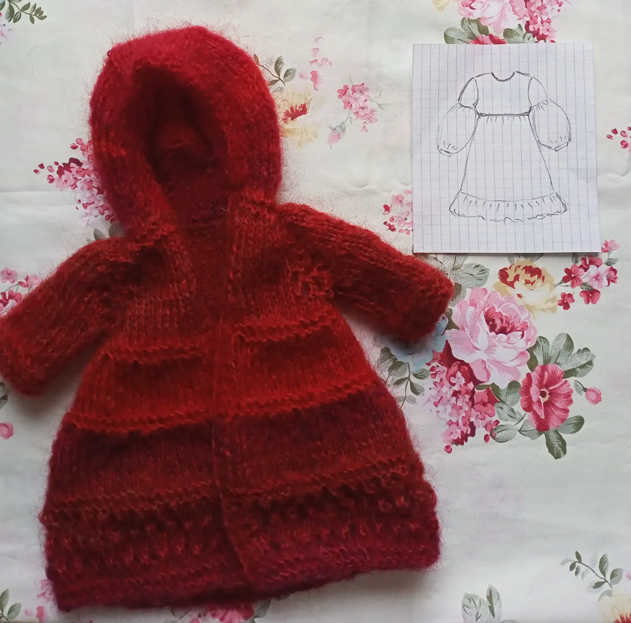 Шью новый комплект одежды для кукол Паола Рейна 32-34см.
Хлопковое платье с воланом и широким, длинным рукавом. И тёплое, мягкое мохеровое пальто красного цвета.