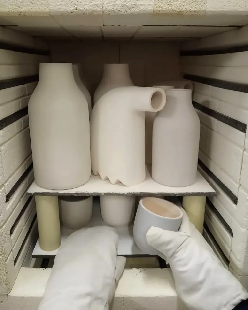 Помните как прилетаете в какую-нибудь теплую страну, открывается дверь самолёта, вы выходите и делаете первый глоток ароматного экзотического воздуха. 😊 
С обжигом так же. Ждёшь, когда же печь остынет, чтобы открыть дверь и сделать первый "вдох". ))
⠀
#керамика
#керамиканазаказ
#бутылка #декор #муфельнаяпечь #чашки #rohde #ceramics #bottle #handmade