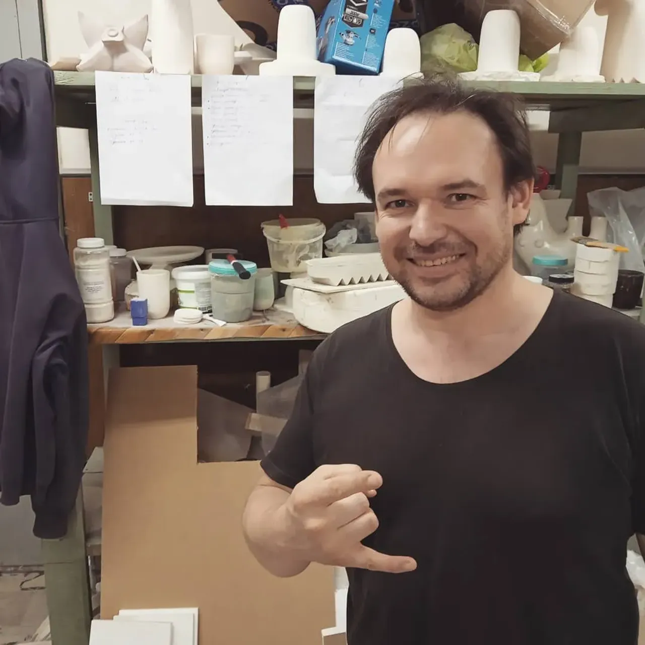 Знаете как в ресторанах на кухне шеф-повара вешают заказы на чеках на магнитики, вся команда смотрит, готовит их. Так и у нас теперь - заказы висят на гвоздиках )) 

#студиякерамики #керамика #шликер #заказы #посуданазаказ