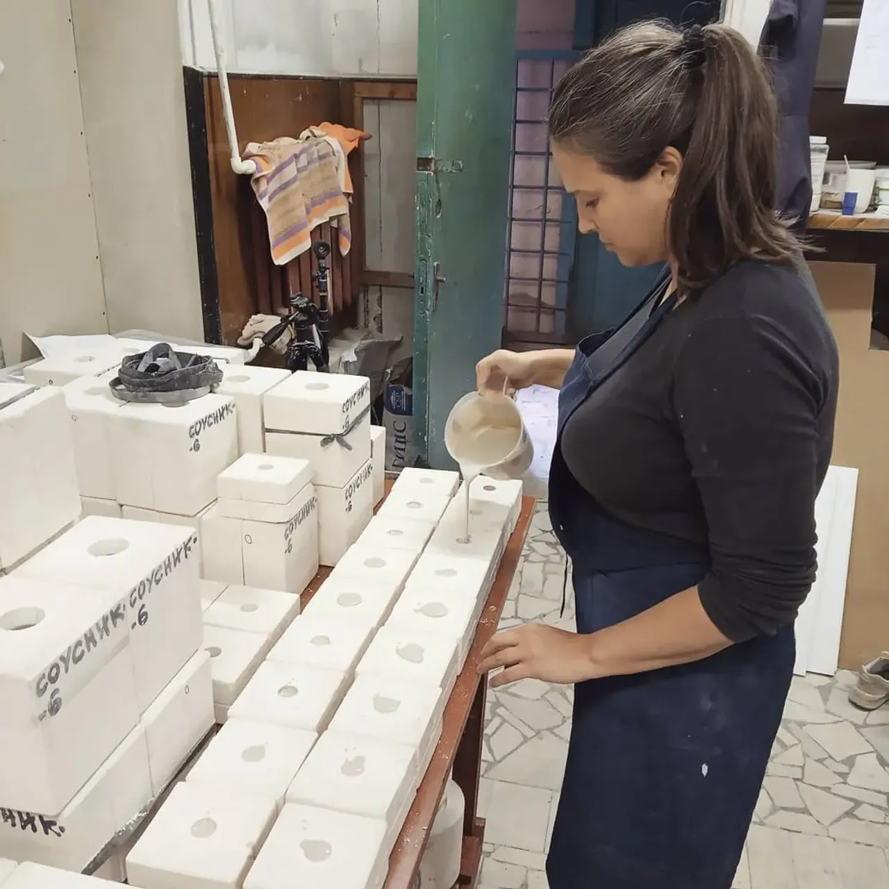 Знаете как в ресторанах на кухне шеф-повара вешают заказы на чеках на магнитики, вся команда смотрит, готовит их. Так и у нас теперь - заказы висят на гвоздиках )) 

#студиякерамики #керамика #шликер #заказы #посуданазаказ