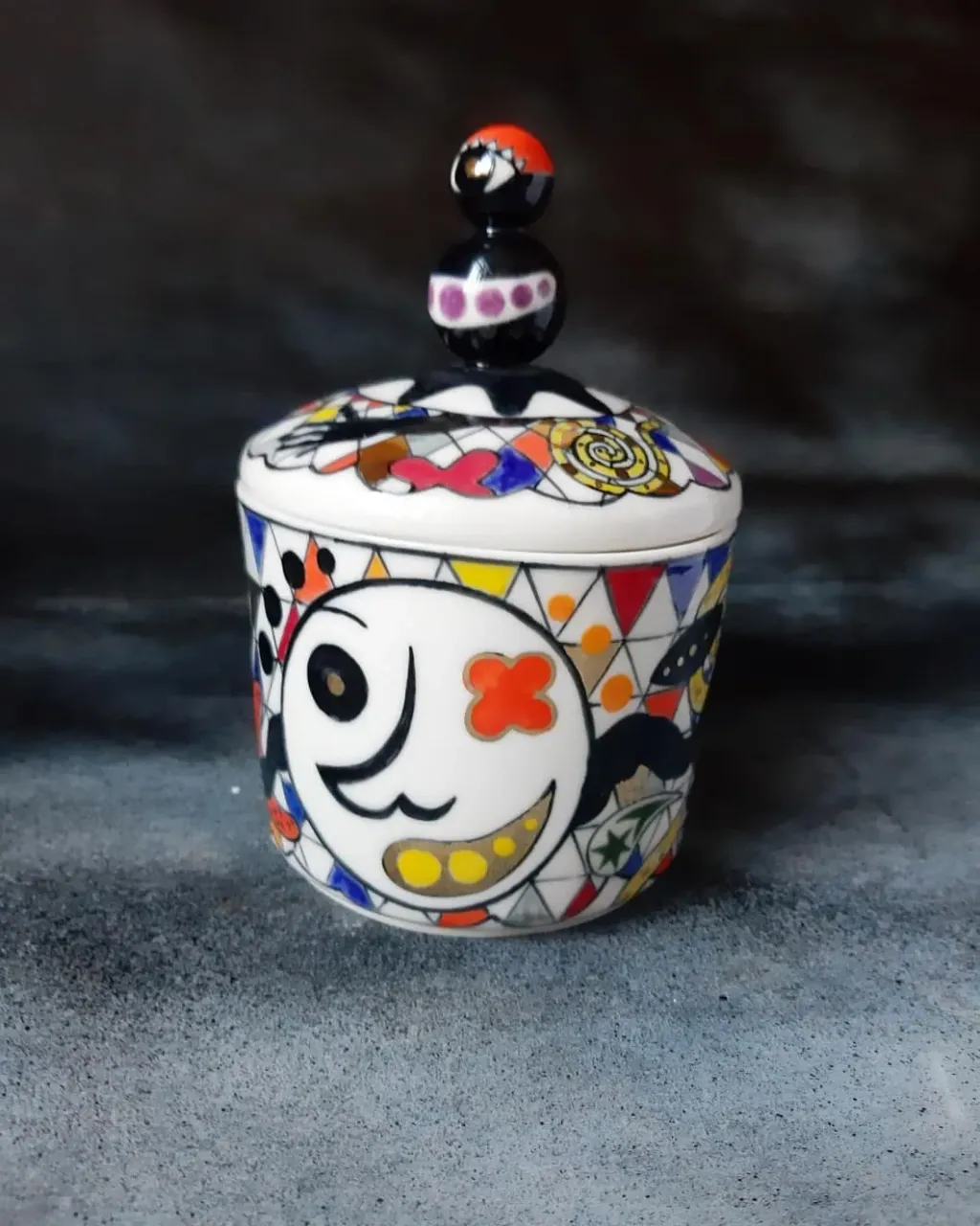 Новая баночка с крышкой, названия пока нет, но мы придумаем🙄. Примерно 600 мл. Подглазурная роспись, золото.

#porcelain #porcelainvase #porcelainart #porcelainspb #porcelainstudio #leoleo_handmade #handmade #homedecor #interiordesign #interiorobjects #porcelainpainting
#фарфорручнойработы #домашнийдекор #предметыинтерьера #росписьфарфора