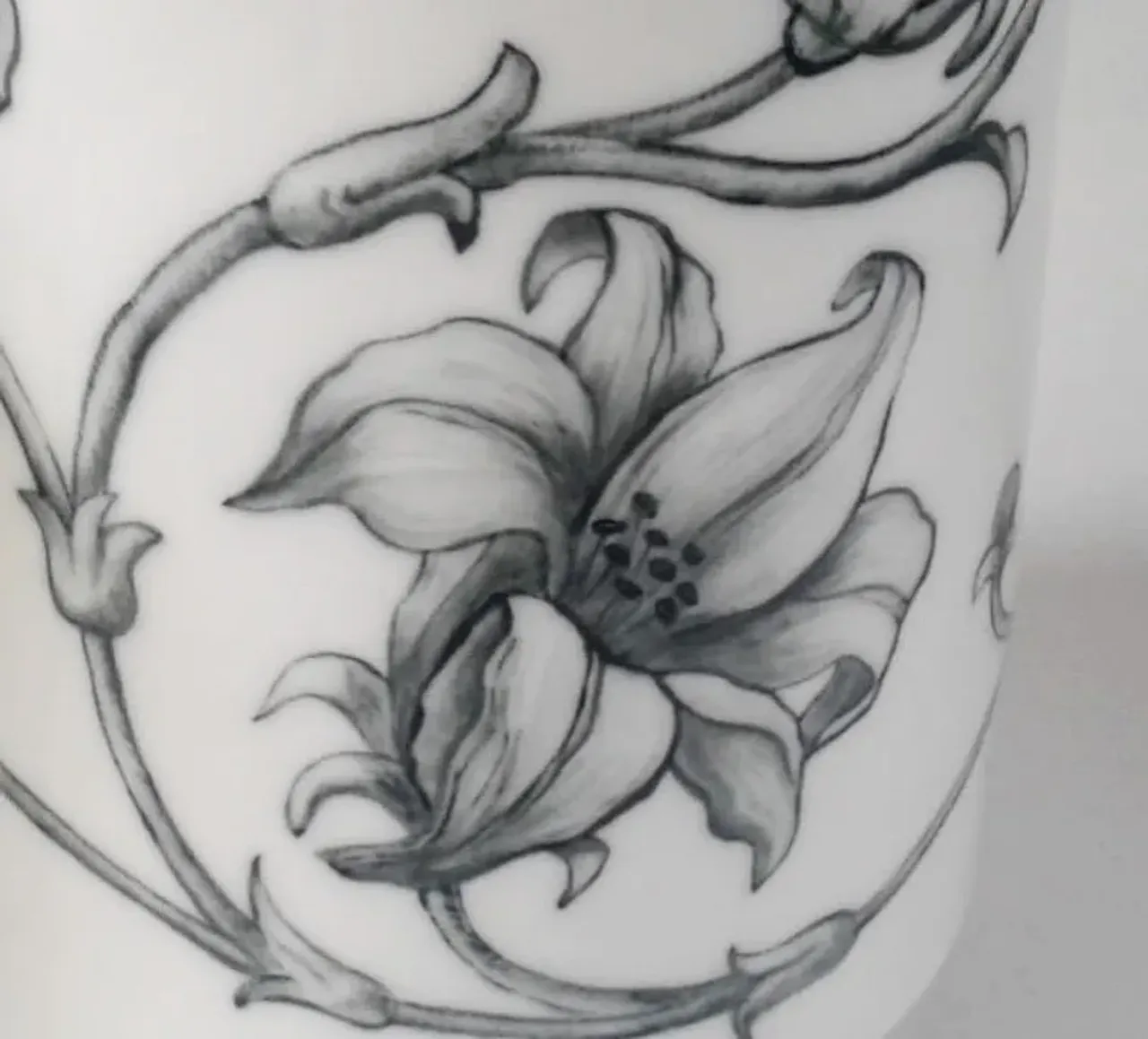 Кувшин и стаканы “Black flowers”. Фарфор,ручная работа, подглазурная роспись. #porcelain #porcelainart #porcelainstudio #homedecor #handmade #china #leoleo_handmade #lnteriordesign #interiorthings #фарфорручнойработы #предметыинтерьера #домашнийдекор #предметыинтерьераспб #кувшинизфарфора #росписьфарфора