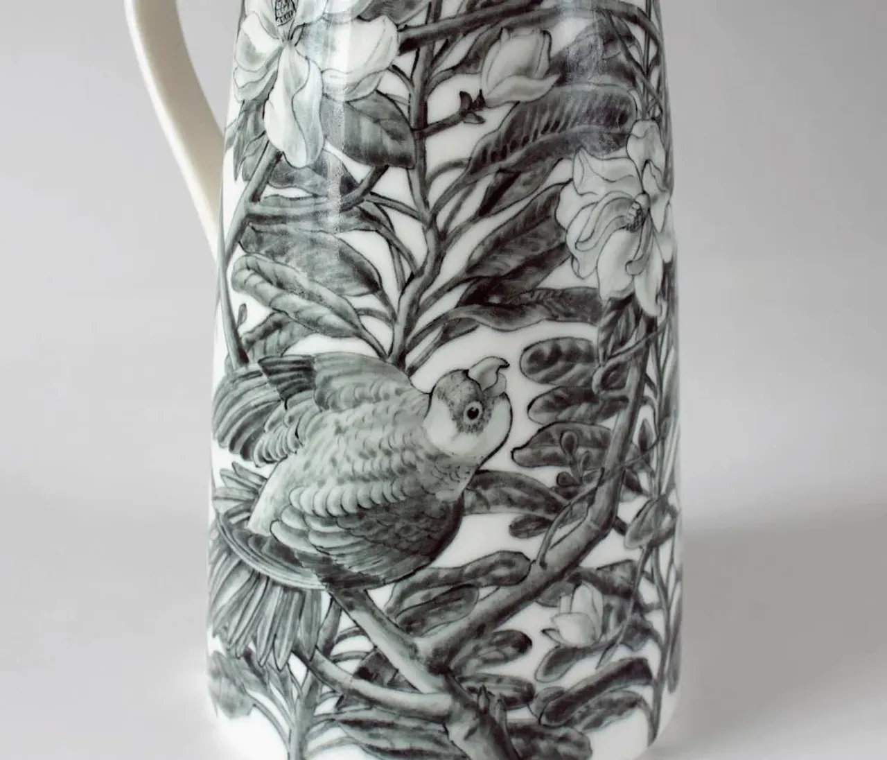 Новый кувшин со стаканами «Два попугая в зарослях магнолии». Фарфор ручной работы. Подглазурная роспись, прозрачная глазурь, золото. #porcelain #porcelainart #whiteporcelain #homedecor #porcelainobjects #handmade #porcelainstudio #leoleo_handmade #leoleohm #фарфорручнойработы #посудаизфарфора #росписьфарфора #домашнийдекор #предметыинтерьера