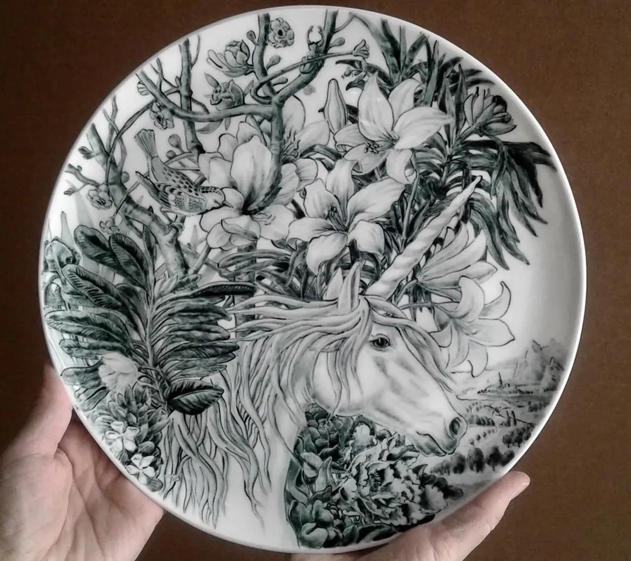 Декоративная тарелка d-27 см. “Sometimes meet a unicorn “. Ручная работа, костяной фарфор, подглазурная роспись, покрыта прозрачной глазурью. Вот такой единорог получился.  #porcelain #porcelainart #hendmade #homedecor #porcelainstudio #leoleo_handmade #leoleohm #bonechina #porcelainpainting #фарфорручнойработы #костянойфарфор #домашнийдекор #предметыинтерьера #студияфарфора