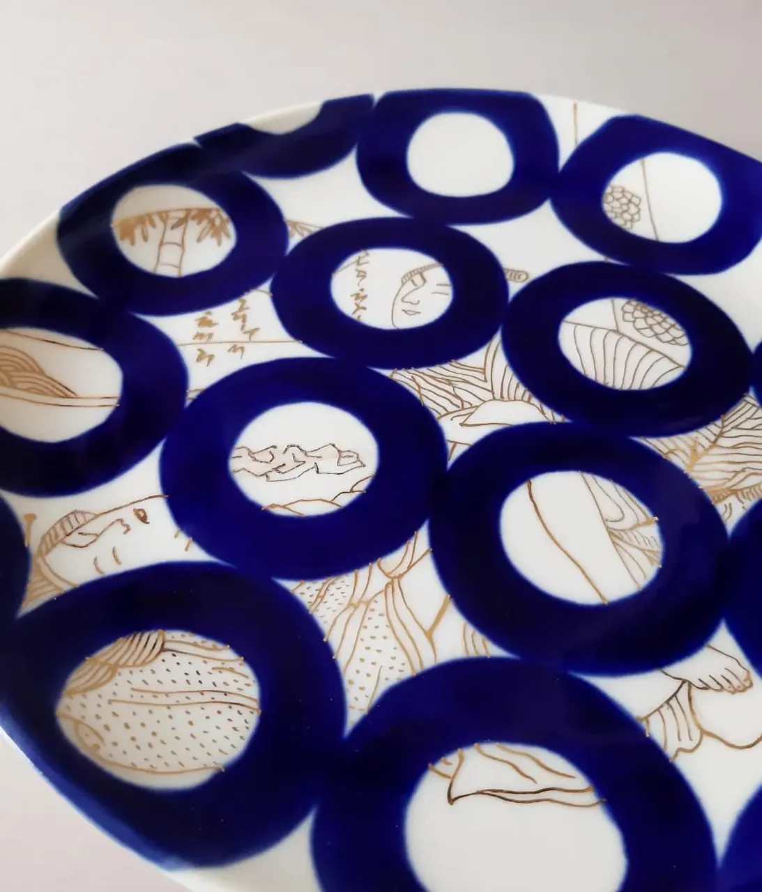 Декоративная тарелка d - 27 см. Фарфор, подглазурная роспись, роспись золотом.
Великое искусство японии не оставляет в покое. Еще одна тарелка из серии " Japanis pattern" (все-таки серии быть). Вдохновила гравюра Utagawa Kunisada.
#porcelaincat #porcelain #porcelainwhite #porcelainspb #porcelainart #porcelainpainting #porcelainplate #leoleo_handmade #leoleohm #homedecor #handmade #interiordesign #interiorobjects #interiordecor
#фарфорручнойработы #фарфороваятарелка
#росписьфарфора #домашнийдекор #предметыинтерьера