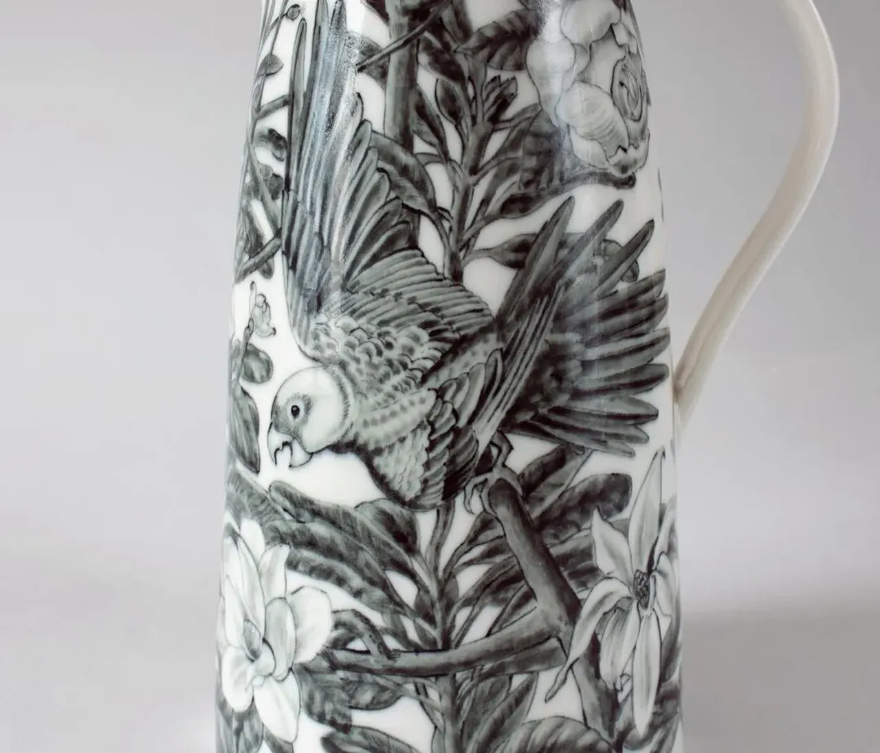 Новый кувшин со стаканами «Два попугая в зарослях магнолии». Фарфор ручной работы. Подглазурная роспись, прозрачная глазурь, золото. #porcelain #porcelainart #whiteporcelain #homedecor #porcelainobjects #handmade #porcelainstudio #leoleo_handmade #leoleohm #фарфорручнойработы #посудаизфарфора #росписьфарфора #домашнийдекор #предметыинтерьера