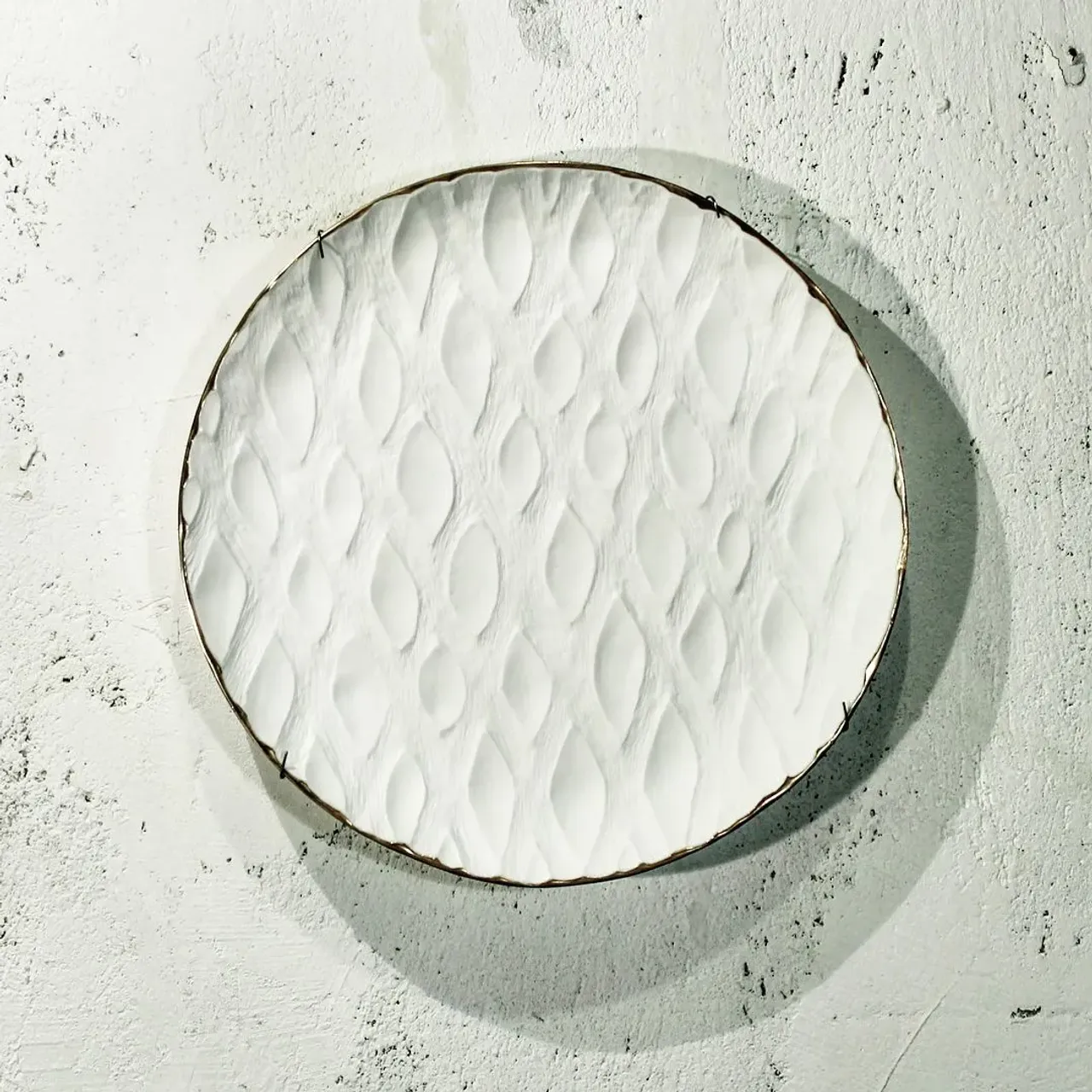 Декоративные тарелки из костяного фарфора, матовые (бисквит),ручная работа, золото. d 29 см.  #фарфорручнойработы #костянойфарфор #золото#домашнийдекор #предметыинтерьера #посудаизфарфора #finebonechina #whiteporcelain #gold #homdecor #handmade