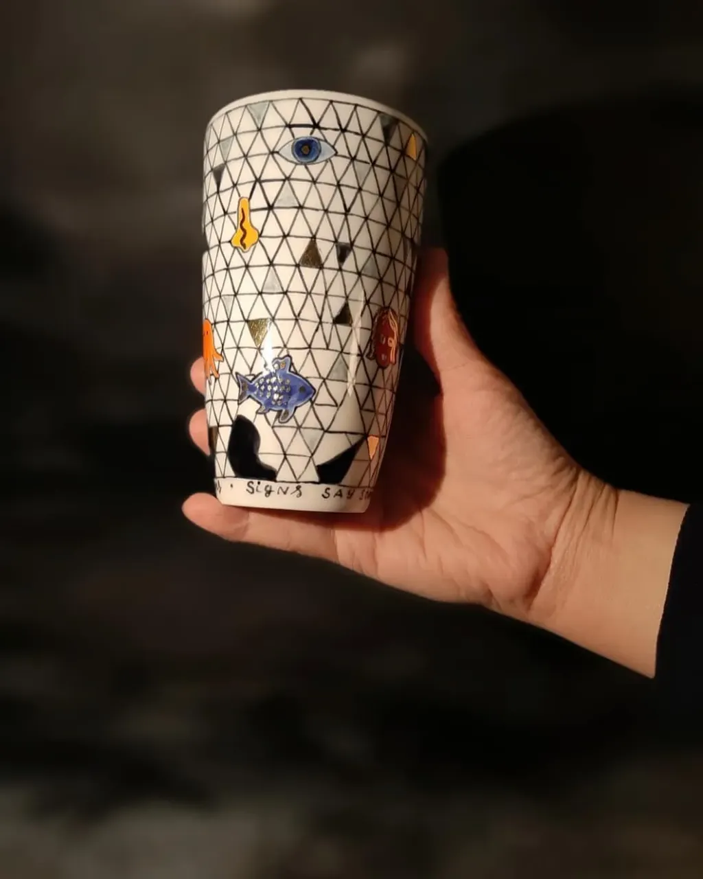 Весёленький стакан. Оъём 300 мл.
Подглазурная роспись, роспись золотом. 
#porcelain #porcelaincup #porcelainspb #porcelainart  #porcelainstudio #leoleo_handmade #handmade #homedecor #interiordesign #interiorobjects #porcelaintableware 
#фарфорручнойработы # фарфоровыйстакан #росписьфарфора #домашнийдекор #фарфороваяпосуда #предметыинтерьера #декоринтеръера.