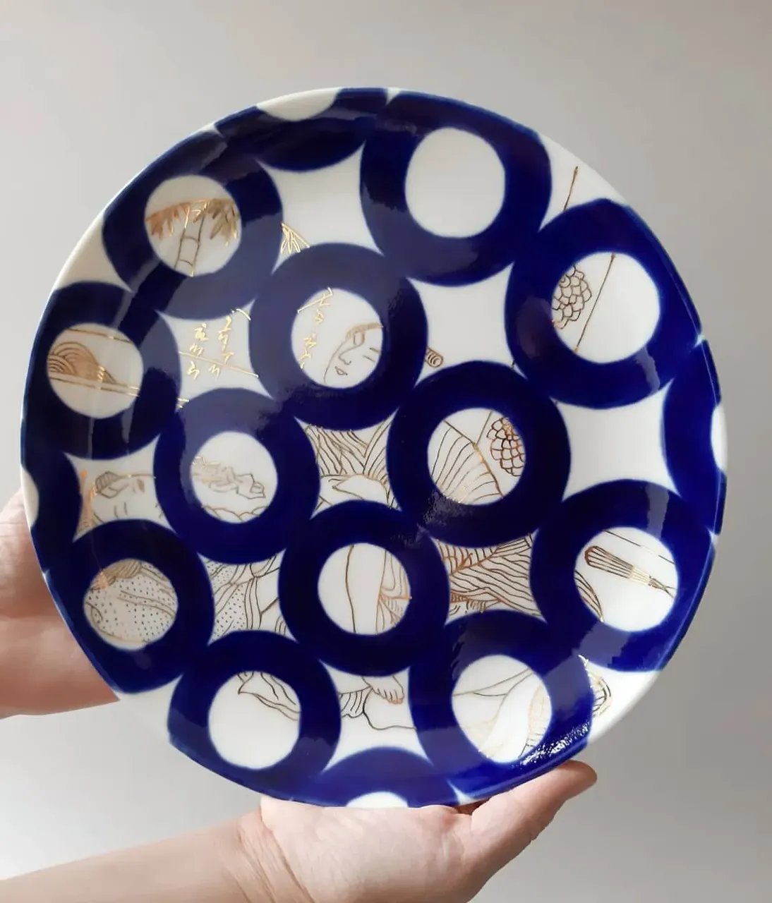 Декоративная тарелка d - 27 см. Фарфор, подглазурная роспись, роспись золотом.
Великое искусство японии не оставляет в покое. Еще одна тарелка из серии " Japanis pattern" (все-таки серии быть). Вдохновила гравюра Utagawa Kunisada.
#porcelaincat #porcelain #porcelainwhite #porcelainspb #porcelainart #porcelainpainting #porcelainplate #leoleo_handmade #leoleohm #homedecor #handmade #interiordesign #interiorobjects #interiordecor
#фарфорручнойработы #фарфороваятарелка
#росписьфарфора #домашнийдекор #предметыинтерьера