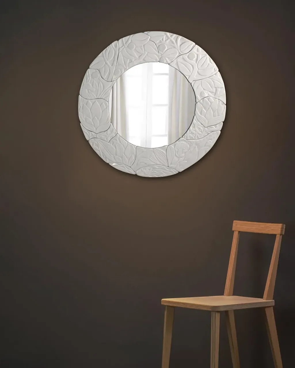 “Leopard in the jungle” Рама из бисквитного фарфора, частично покрыта прозрачной глазурью. Это наш эксперимент, волнительно как то было и не понятно как фарфор поведёт себя в обжиге, нам все понравилось. Теперь фарфоровые рамы наша новая любовь 💕 на долго.  #porcelain #porcelainart #porcelainwhite #homedecor #handmadeporcelain #porcelainstudio #porcelainframe #designinterior #leoleo_handmade #leoleohm #фарфорручнойработы #домашнийдекор #предметыинтерьера #бисквитныйфарфор #рамадлязеркала