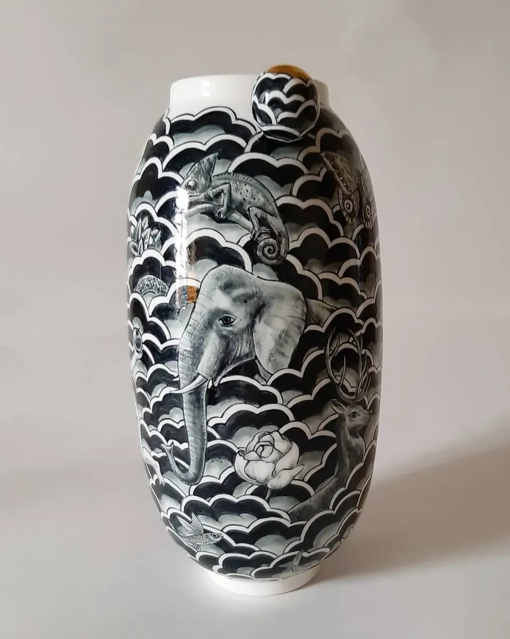 Новая интерьерная  ваза. "Райский сад.Адам и Ева"
Фарфор. Подглазурная роспись, золото.
Высота 28 см.
#porcelain #porcelainvase #porcelainart #handmade #homedecor #leoleo_handmade #porcelainspb #interiordesign #interiorobjects #аdamandeve #porcelainstudio #porcelainpainting 
#фарфорручнойработы #фарфорспб #фарфороваяваза #адамиева #росписьфарфора #райскийсад #домашнийдекор #предметыинтерьера