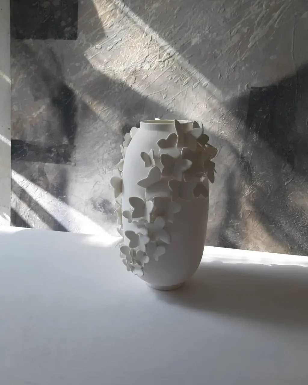 Ваза "Бабочки" 
Белоснежный костяной фарфор. Бисквит, внутри ваза покрыта прозрачной глазурью и бабочки тоже. Бабочки блестят🦋💥.
Ручная работа.

#porcelainspb #porcelainart #porcelainwhite #porcelainstudio #leoleo_handmade #leoleohm #homedecor #interiordesign #interiorobjects #porcelainvase #bonechina #porcelainbutterfly #фарфорleolo_handmade #костянойфарфор #фарфорручнойработы #фарфороваяваза #домашнийдекор #предметыинтерьера