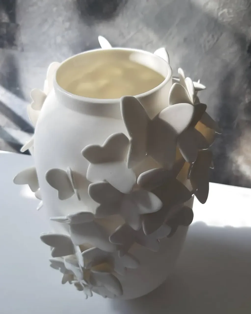 Ваза "Бабочки" 
Белоснежный костяной фарфор. Бисквит, внутри ваза покрыта прозрачной глазурью и бабочки тоже. Бабочки блестят🦋💥.
Ручная работа.

#porcelainspb #porcelainart #porcelainwhite #porcelainstudio #leoleo_handmade #leoleohm #homedecor #interiordesign #interiorobjects #porcelainvase #bonechina #porcelainbutterfly #фарфорleolo_handmade #костянойфарфор #фарфорручнойработы #фарфороваяваза #домашнийдекор #предметыинтерьера