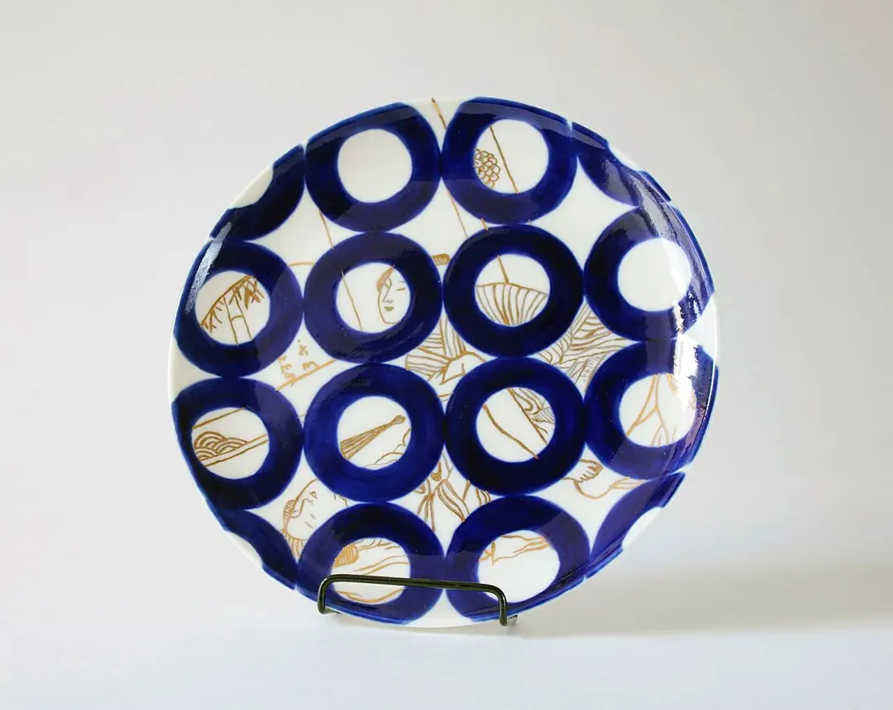 Декоративная тарелка d-27 см. Костяной фарфор. Подглазурная роспись и золото Великое искусство Японии не оставляет в покое. Первая тарелка из серии «Japanis pattern”, вдохновила гравюра Utagawa Kunisada.  #porcelainart #porcelain #bonechina #porcelainstudio #porcelainplate #homedecor #handmade #handmadechina #interiorobjects #porcelaindesign #leoleo_handmade #leoleo-hm #фарфорручнойработы #домашнийдекор #предметыинтерьера #студияфарфора #костянойфарфор #фарфороваяпосуда