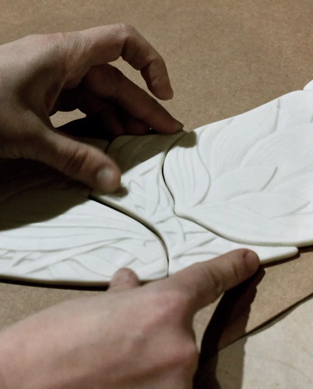 “Leopard in the jungle” Рама из бисквитного фарфора, частично покрыта прозрачной глазурью. Это наш эксперимент, волнительно как то было и не понятно как фарфор поведёт себя в обжиге, нам все понравилось. Теперь фарфоровые рамы наша новая любовь 💕 на долго.  #porcelain #porcelainart #porcelainwhite #homedecor #handmadeporcelain #porcelainstudio #porcelainframe #designinterior #leoleo_handmade #leoleohm #фарфорручнойработы #домашнийдекор #предметыинтерьера #бисквитныйфарфор #рамадлязеркала