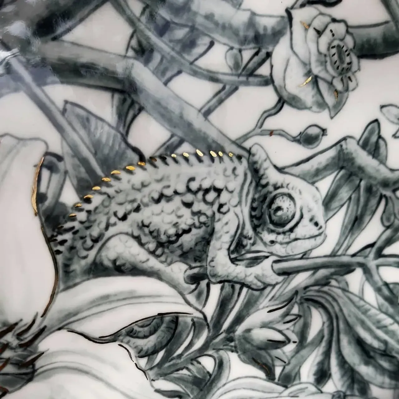 Тарелки из костяного фарфора с подглазурной росписью и золотом. D-28 см.
#porcelainart #porcelain #bonechina #porcelainpainting #homedecor #interiordesign #interiorobjects #handmade #porcelainstudio #leoleo_handmade #leoleohm #костянойфарфор #фарфорручнойработы #посудаизфарфора #домашнийдекор #предметыинтерьера