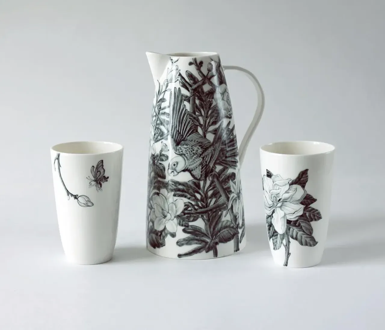 Новый кувшин со стаканами «Два попугая в зарослях магнолии». Фарфор ручной работы. Подглазурная роспись, прозрачная глазурь, золото. #porcelain #porcelainart #whiteporcelain #homedecor #porcelainobjects #handmade #porcelainstudio #leoleo_handmade #leoleohm #фарфорручнойработы #посудаизфарфора #росписьфарфора #домашнийдекор #предметыинтерьера
