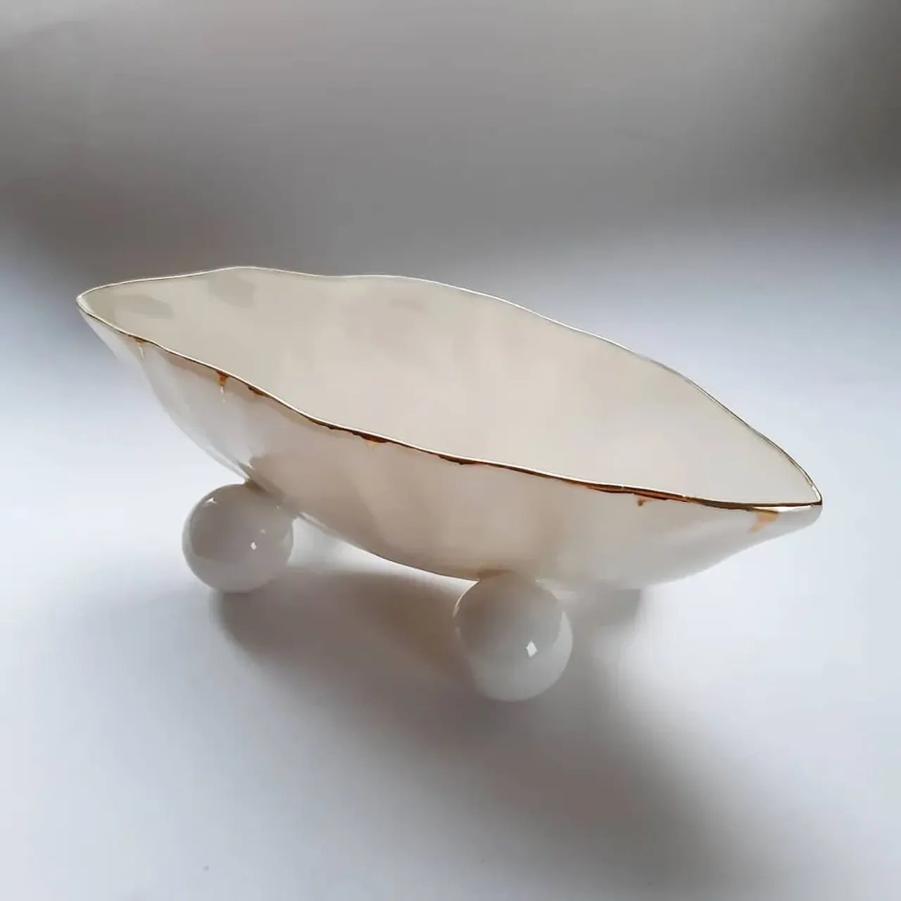 Новая ваза - ладья "White sugar". Должна была быть серия из 5 разных собратьев, но в обжиге выжили только 2 😱💪💪
Фарфор, покрыт прозрачной глазурью, и немного золота.
#porcelain #porcelainvase #porcelainspb #porcelainart #leoleo_handmade #porcelainstudio #handmade #homedecor #interiordesign #interiorobjects #interiordecor #whitesugar 
#фарфорручнойработы #фарфороваяпосуда #фарфороваяваза #домашнийдекор #фарфорспб #предметыинтерьера #декоринтеръера