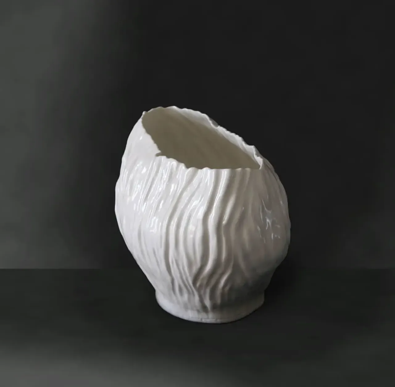 Интерьерная ваза-скульптура. Работаем над серией, будет несколько видов, название "Wind".🌬 надеюсь в следующих ветер поменяет направление😂
Костяной фарфор, прозрачная глазурь.
#porcelain #porcelainvase #porcelainart #porcelainspb #porcelainstudio #leoleo_handmade #vasesculpture #vseswind #wind #bonechina #handmade #homedecor #interiordesign #interiorobjects 
#фарфорручнойработы #фарфорспб #фарфороваяваза #домашнийдекор #предметыинтерьера #ветер