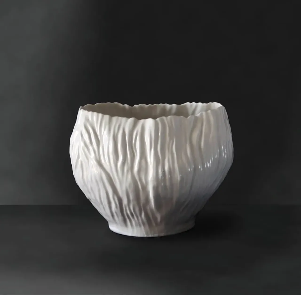 Интерьерная ваза-скульптура. Работаем над серией, будет несколько видов, название "Wind".🌬 надеюсь в следующих ветер поменяет направление😂
Костяной фарфор, прозрачная глазурь.
#porcelain #porcelainvase #porcelainart #porcelainspb #porcelainstudio #leoleo_handmade #vasesculpture #vseswind #wind #bonechina #handmade #homedecor #interiordesign #interiorobjects 
#фарфорручнойработы #фарфорспб #фарфороваяваза #домашнийдекор #предметыинтерьера #ветер