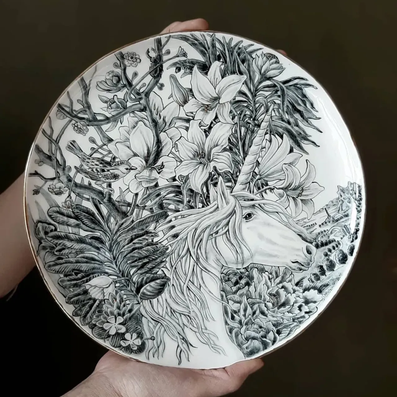 Тарелки из костяного фарфора с подглазурной росписью и золотом. D-28 см.
#porcelainart #porcelain #bonechina #porcelainpainting #homedecor #interiordesign #interiorobjects #handmade #porcelainstudio #leoleo_handmade #leoleohm #костянойфарфор #фарфорручнойработы #посудаизфарфора #домашнийдекор #предметыинтерьера