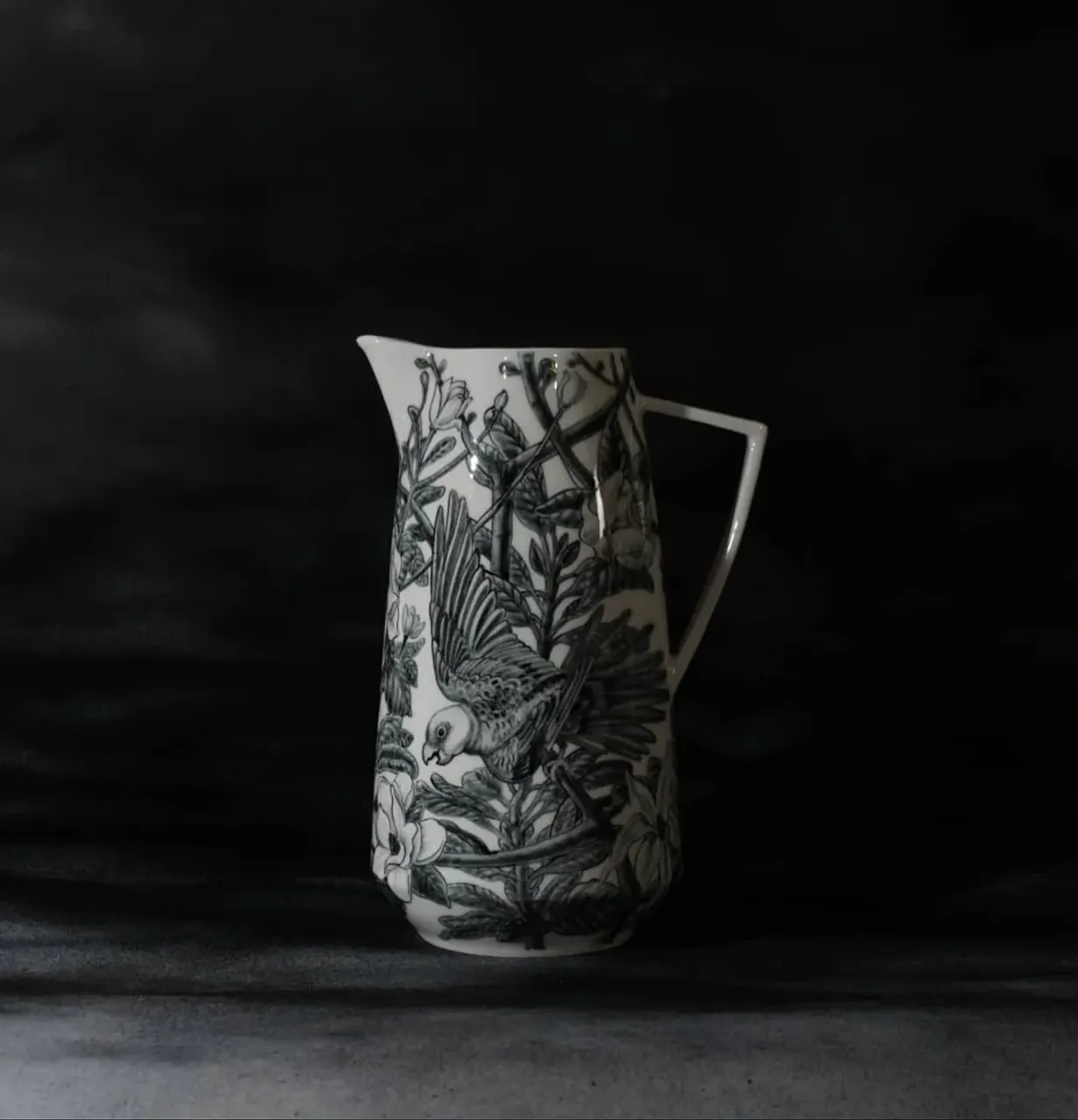 Кувшин, "Два попугая в зарослях могнолии". Немного другая форма кувшина. Объём около 2 л. 
Подглазурная роспись, прозрачная глазурь, роспись золотом. Ручная работа. 
#porcelain #porcelainart #porcelainspb #porcelainjug #porcelainpainting #leoleo_handmade #porcelainstudio #homedecor #handmade #interiordesign #interiorobjects #parrots 
#фарфорручнойработы #фарфоровыйкувшин #росписьфарфора #домашнийдекор #предметыинтерьера #фарфороваяпосуда #попугаи .