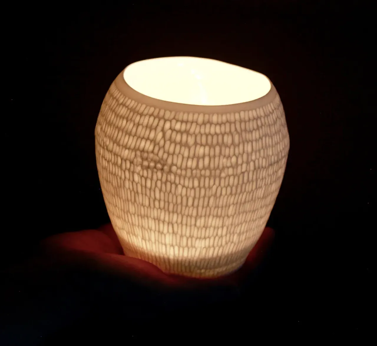 Подсвечники из костяного фарфора. Теперь три вида. Очень мягкий, тёплый приятный свет. Нам очень нравится прозрачность костяного фарфора, что теперь думаем о светильниках из фарфора💡  #фарфор #белыйфарфор #костянойфарфор #подсвечник #фарфорручнойработы #предметыинтерьера #идеиинтерьера #домашнийдекор #porcelain #bonechina #interiorporcelain #porcelainlamp #homdecor #handmade #porcelainwhite  #leoleo-hm #leoleo_handmade #porcelainhandmade #porcelainstudio