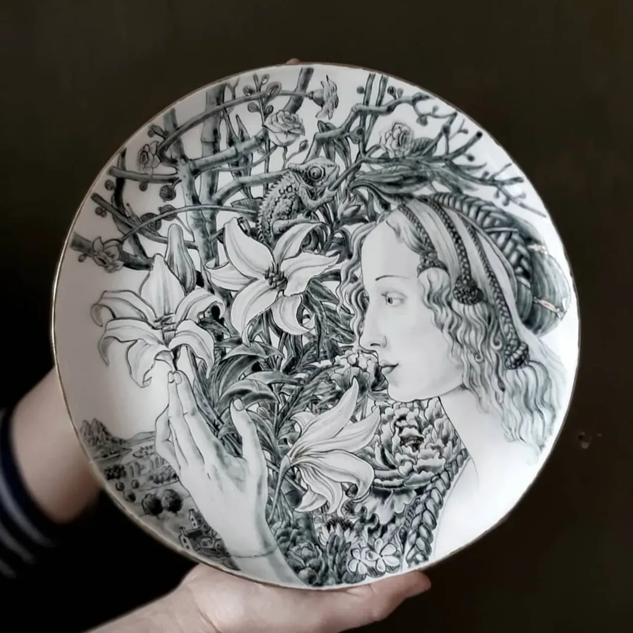 Тарелки из костяного фарфора с подглазурной росписью и золотом. D-28 см.
#porcelainart #porcelain #bonechina #porcelainpainting #homedecor #interiordesign #interiorobjects #handmade #porcelainstudio #leoleo_handmade #leoleohm #костянойфарфор #фарфорручнойработы #посудаизфарфора #домашнийдекор #предметыинтерьера